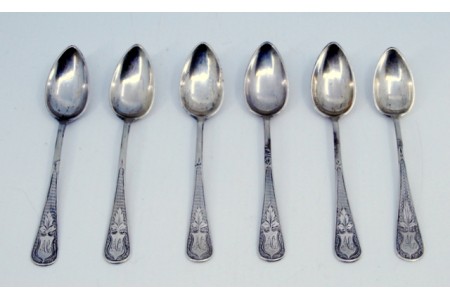 Conjunto de seis colheres de café em prata escovada envolvendo cartelas para monogramas.